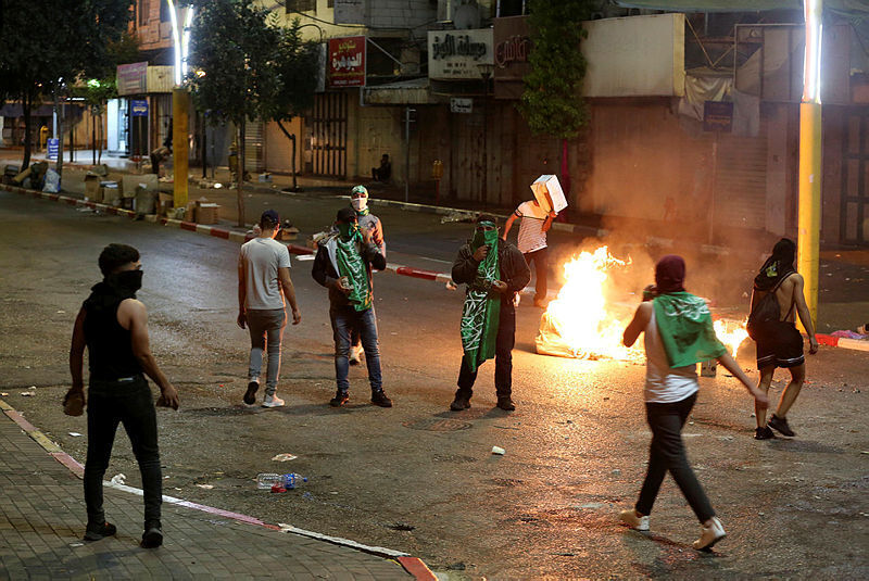 Palestinian rioters in West Bank city of Hebron celebrating prisoners' escape (Photo: EPA) התפרעויות בחברון בעקבות בריחת ששת האסירים הבטחוניים מכלא גלבוע