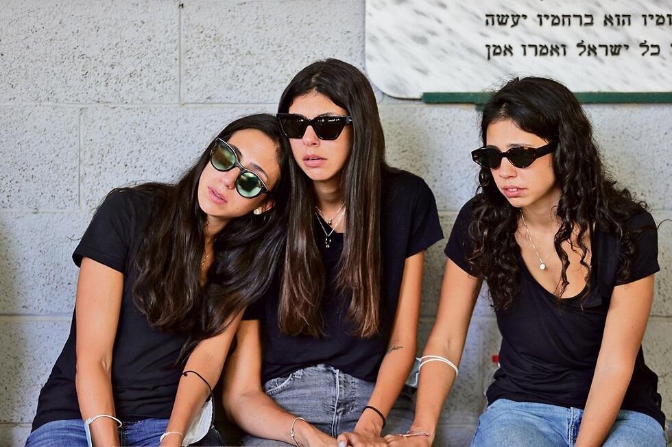 ''הנכדים יודעים שהיא עלתה לשמיים, שהיא מלאך''. נועה, מאיה ואבישג הררי בהלוויה