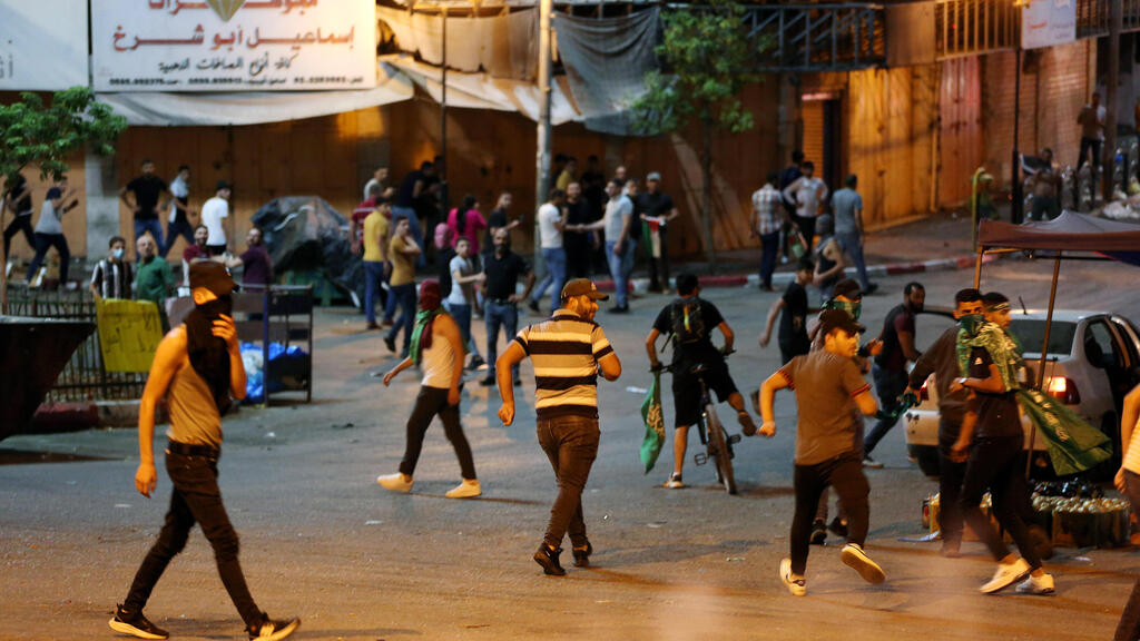 Palestinians clash with troops in Hebron in September (Photo: EPA) עימותים בחברון