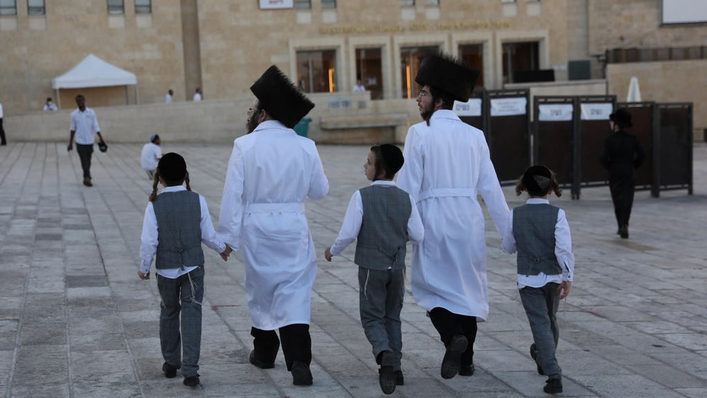 Hasidic Jews at the Western Wall on Rosh Hashanah (Photo: EPA) חסידים בכותל בראש השנה