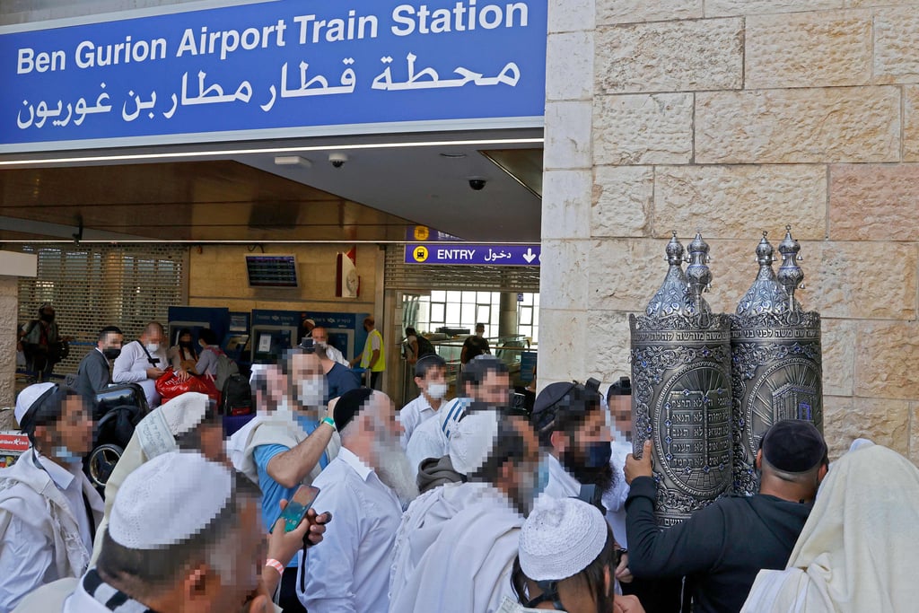 חסידים חוזרים מאומן, היום ( צילום: AFP) חסידים חוזרים מאומן