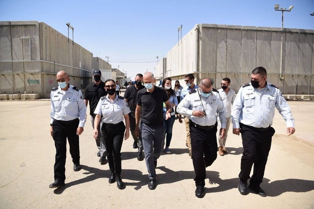 הנציבה לצד השר לביטחון פנים בר-לב, בסיור היום בכלא קציעות. האישה השלישית בתפקיד (צילום: דוברות שב"ס) עמר בר לב בסיור בכלא קציעות עם קטי פרי ויואב סגלוביץ'
