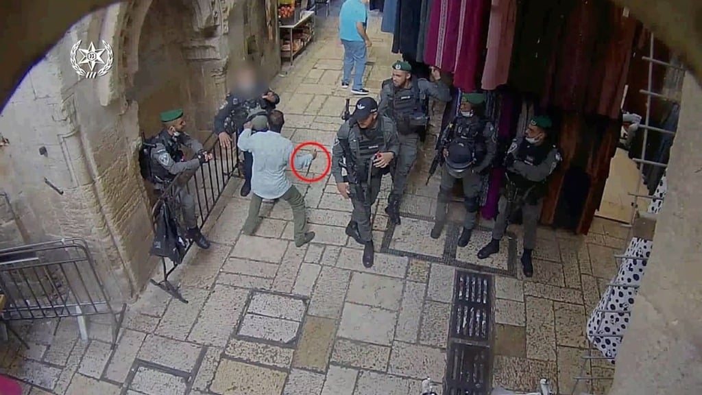 Attempted stabbing attack in Jerusalem last Friday (Photo: Israel Police ) תיעוד מפיגוע הדקירה בשער האריות ירושלים