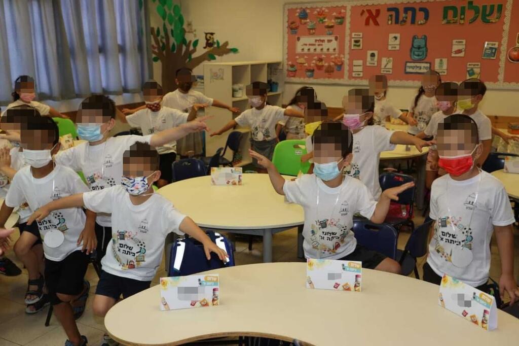 ההערכה במשרד החינוך: 300 אלף יאספו את הבדיקות המהירות ביום האחרון (צילום: יריב כץ) היום הראשון ללימודים בבית הספר ענבלים במודיעין