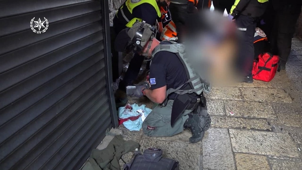 תיעוד מפיגוע הדקירה בשער האריות ירושלים