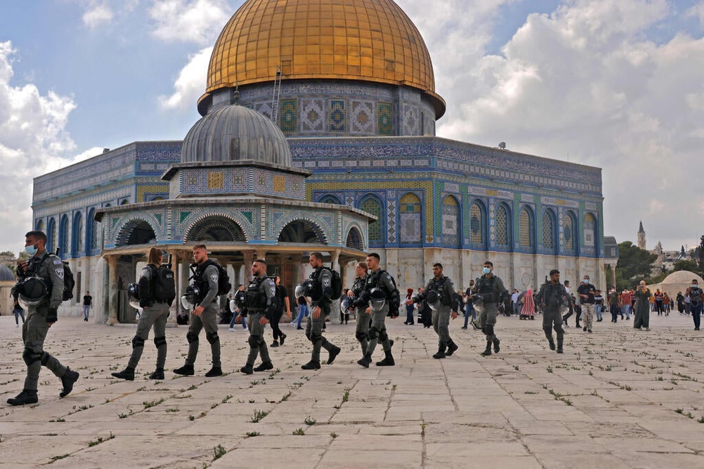 Police forces on the Temple Mount (Photo: AFP) מחאות ועימותים בהר הבית