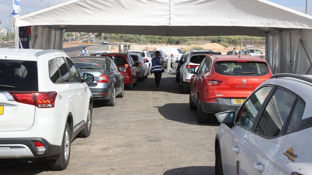 A COVID drive-through testing complex in Rishon Lezion (Photo: Moti Kimchi) עומסים במתחם בדיקות קורונה בראשון לציון