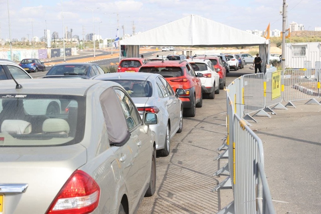 צפי לעומסים כבדים בסופ"ש - בשל סגירת המתחמים בכיפור (צילום: מוטי קמחי ) עומסים במתחם בדיקות קורונה בראשון לציון