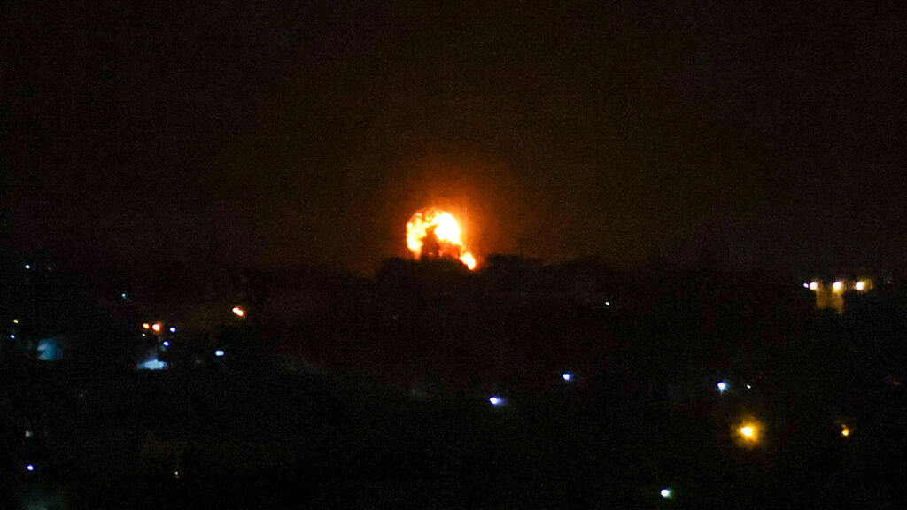 תקיפות צה"ל ברצועת עזה, הלילה ( צילום: AFP) תקיפות צה"ל ב עזה