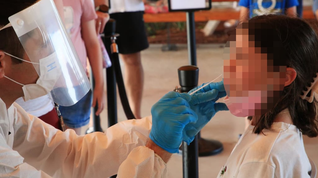 A child is tested for COVID-19 last month (Photo: Ryan Preuss) בדיקות קורונה לילדים