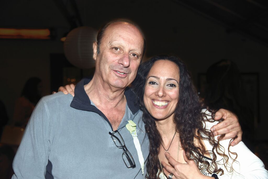 "בתוך האבא הגיבור שלי יש איש פצוע". הילה עם אביה ג'ורג' (צילום: הילה בן מרג) הילה פלורסהיים בראון ואביה ג'ורג' פלורסהיים