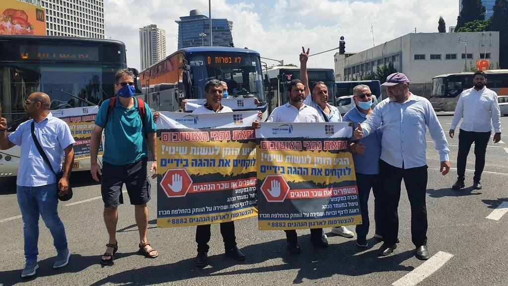 דורשים שיפור בתנאי השכר. נהגי אוטובוס מפגינים בתל אביב, בספטמבר (צילום: אסף זגריזק ) מחאת נהגי האוטובוסים בעזריאלי, תל אביב