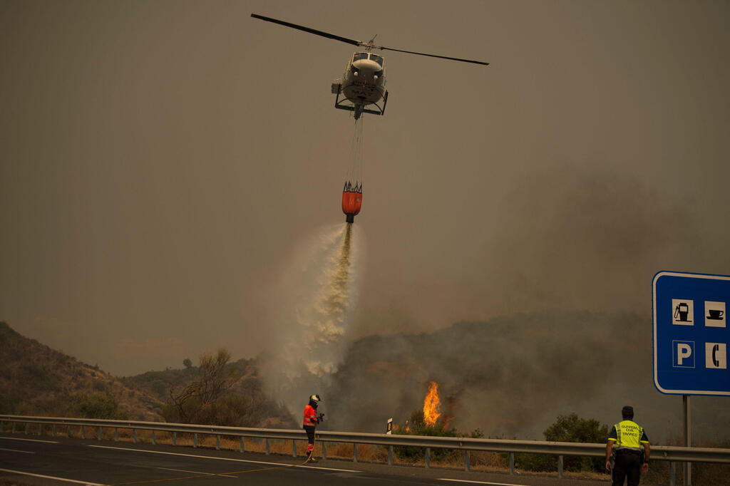 41 כלי טיס מסייעים לכבאים בשטח, וכעת גם הצבא יעזור. פעולות הכיבוי בדרום ספרד (צילום: AFP) 41 כלי טיס מסייעים לכבאים בשטח, וכעת גם הצבא יעזור. פעולות הכיבוי בדרום ספרד