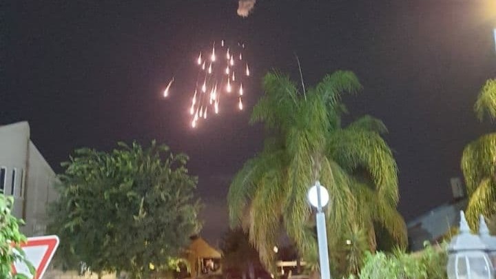 כיפת ברזל מופעלת מעל שמי שדרות, הערב (צילום: איציק איטח) יירוט כיפת ברזל מעל שמי שדרות