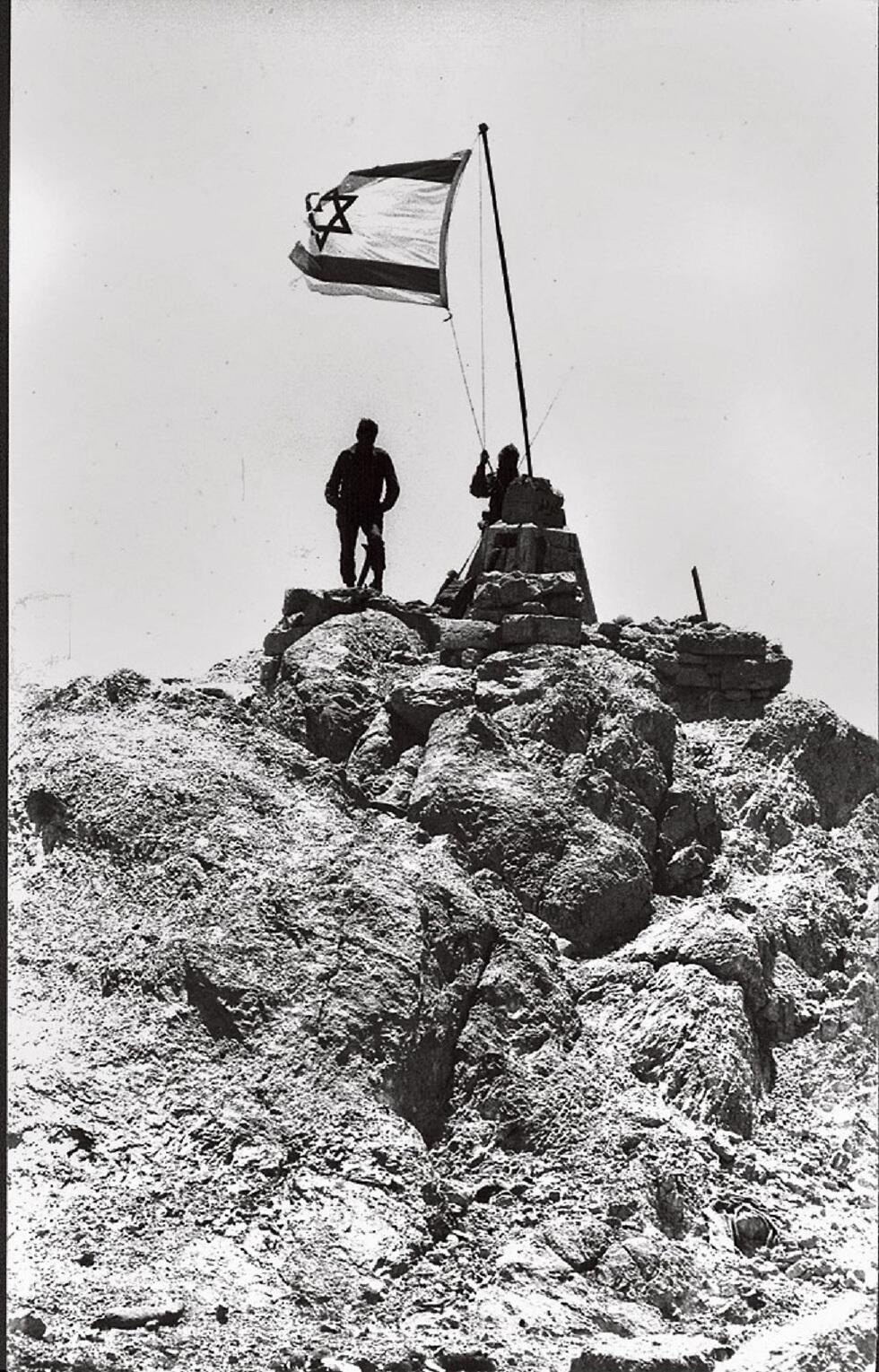 דגל ישראל על מוצב החרמון, אחרי המלחמה (צילום: שלום בר טל) דגל ישראל על מוצב החרמון, אחרי המלחמה