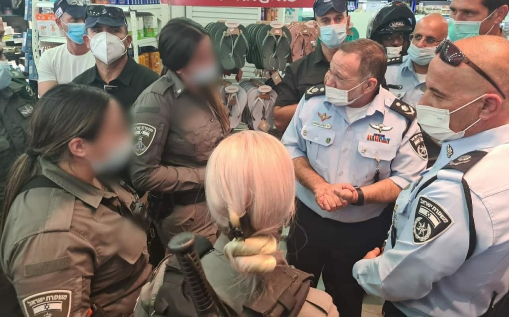צילום: דוברות המשטרה מפכ"ל המשטרה קובי שבתאי בזירת הפיגוע