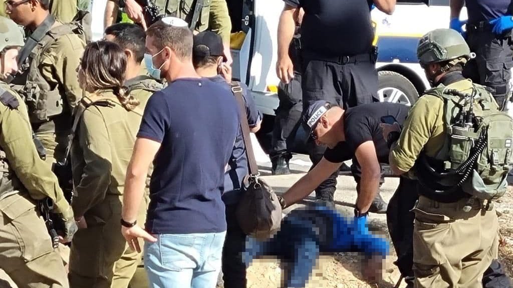 IDF soldiers surrounding the assailant at Gush Etzion Junction
ניסיון פיגוע דקירה בצומת גוש עציון, המחבל נוטרל