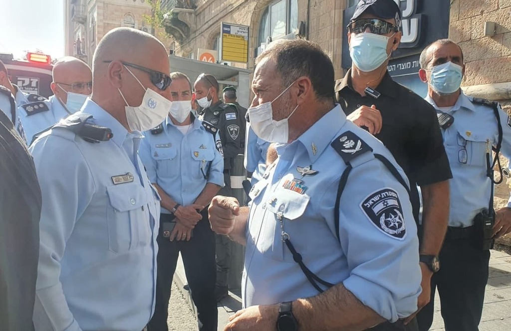 מפכ"ל המשטרה קובי שבתאי בזירת הפיגוע (צילום: דוברות המשטרה) מפכ"ל המשטרה קובי שבתאי בזירת הפיגוע