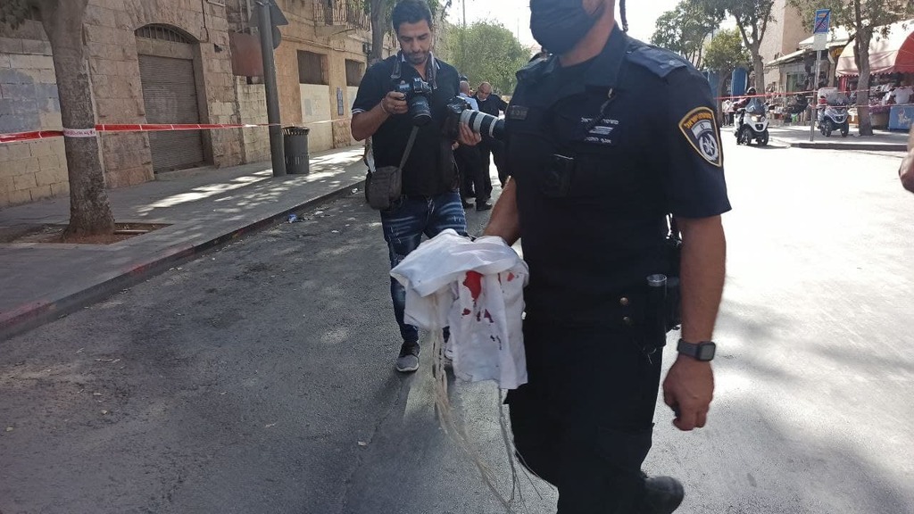 ציצית מוכתמת בדם בזירת הפיגוע (צילום: חיים גולדיטש) ציצית מוכתמת בדם בזירת הפיגוע