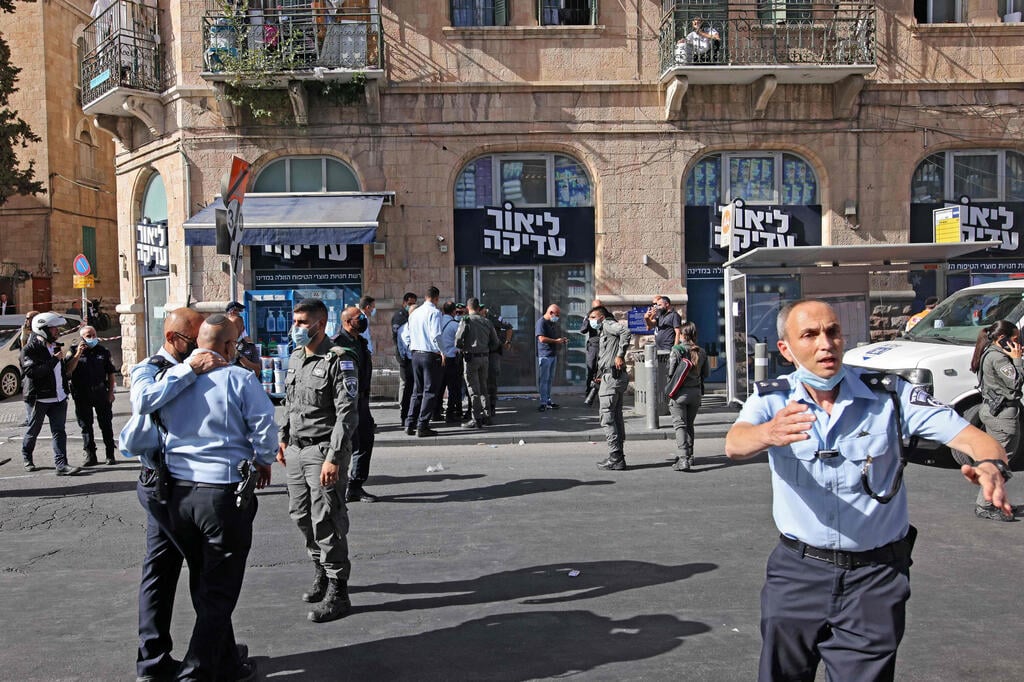 כוחות הביטחון בזירה, היום בצהריים (צילום: AFP) זירת הפיגוע בירושלים