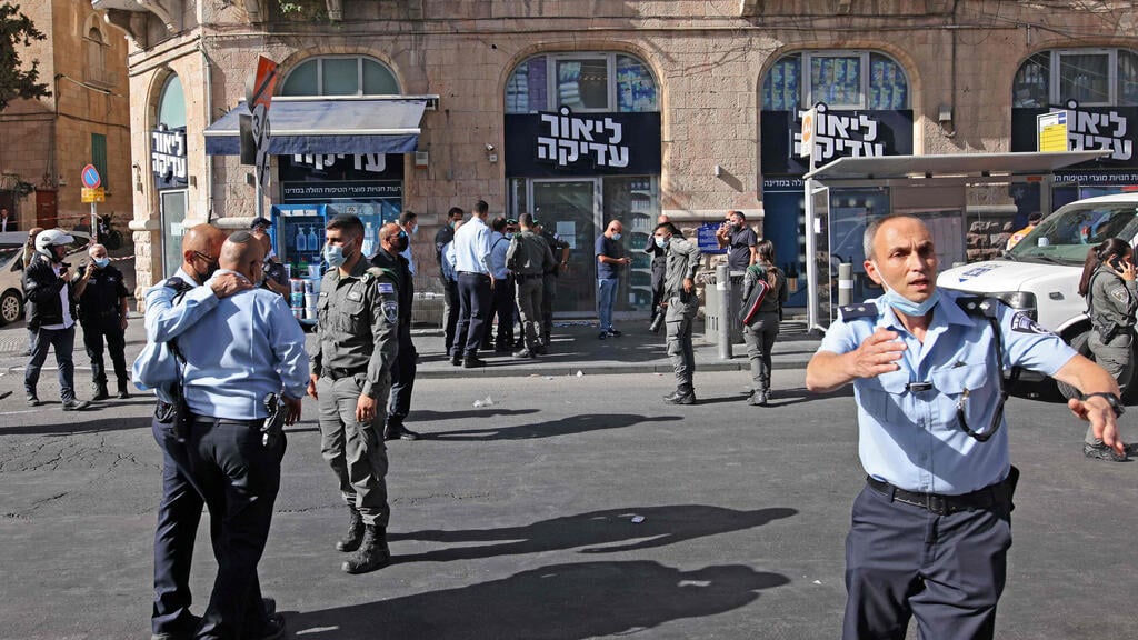 Israeli police on the scene of a stabbing attack in Jerusalem (Photo: AFP) זירת הפיגוע בירושלים