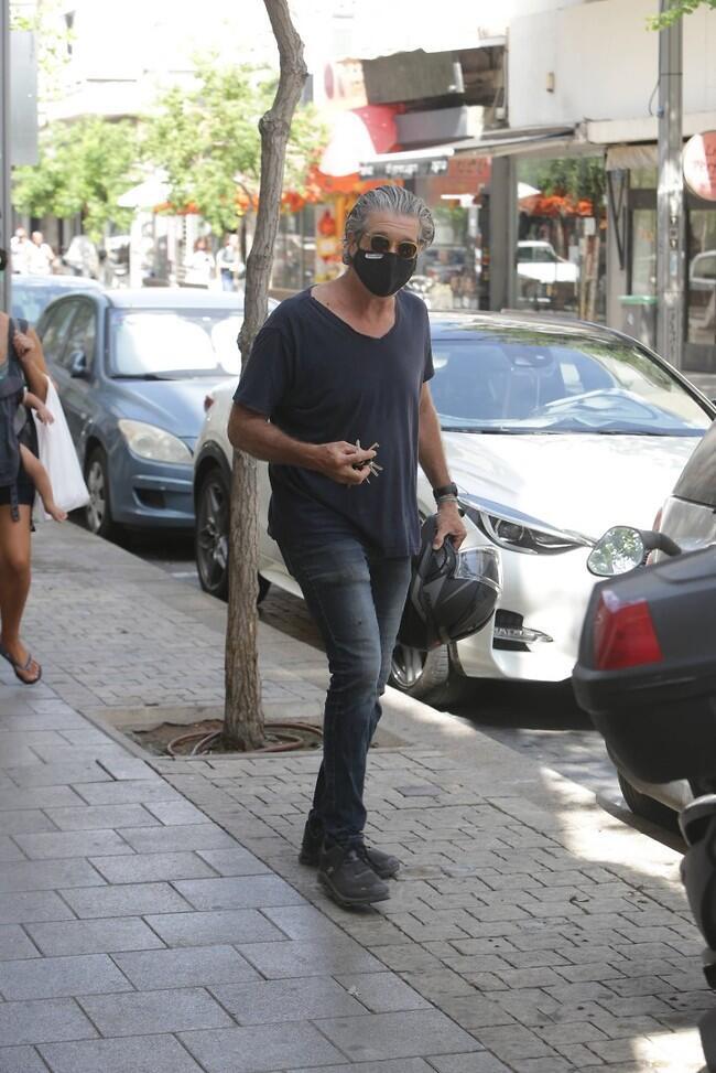 שומר על פאסון מול המצלמה