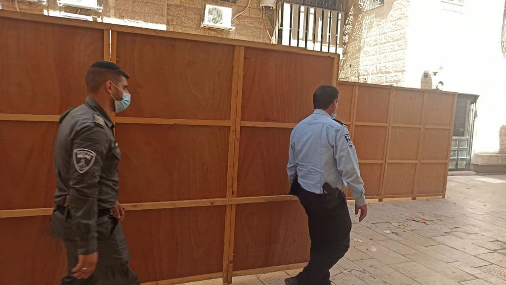 חוקי המשטרה עוזבים את הבית של פורוש לאחר האירוע