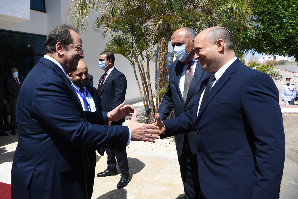 Bennett meeting with Director of the Egyptian General Intelligence Directorate Kamel Abbas (Photo: GPO) נפתלי בנט וא סיסי בפגישה בשארם א שייח במצרים