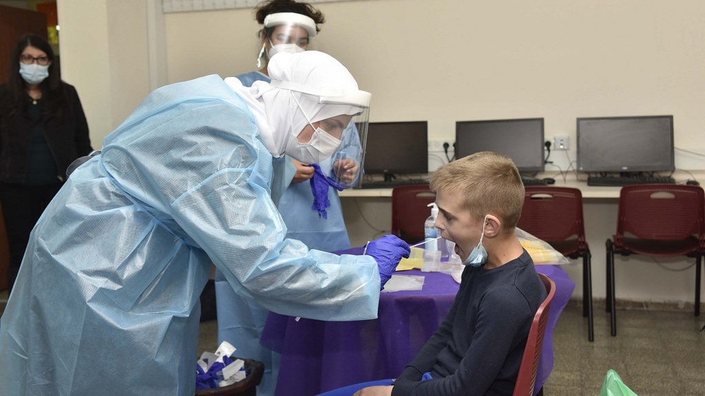 A child is given a coronavirus PCR test in September (Photo: Sharon Tzur) בדיקת קורונה לילדים