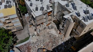 צילומי רחפן של הריסות הבניין שקרס בחולון