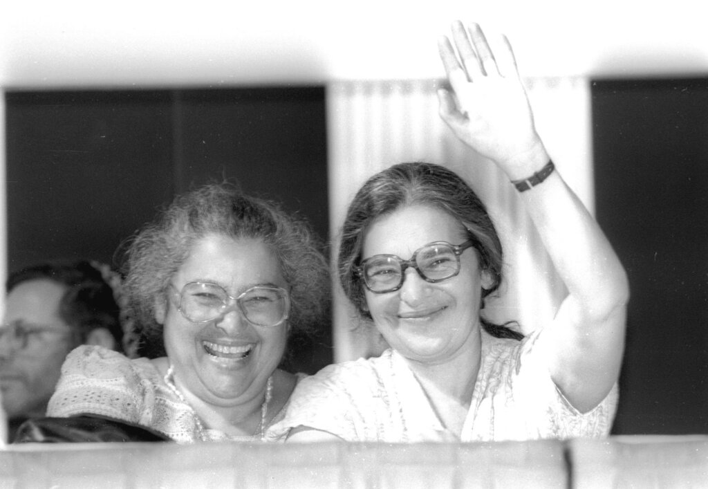 אידה נודל ביום הגעתה לארץ, לצד אחותה (צילום: Simionski Israel, ארכיון דן הדני , הספרייה לאומית) אידה נודל ביום הגעתה לארץ עם אחותה הלנה פרידמן