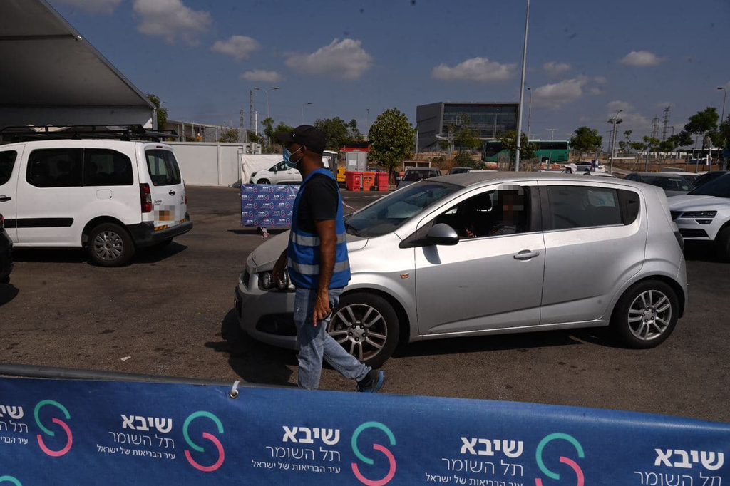 "חשבנו שיהיה מפוצץ". המתחם בפתח תקווה (צילום: נדב אבס) מתחם בדיקות הקורונה באיצטדיון פתח תקווה, ערב יום כיפור