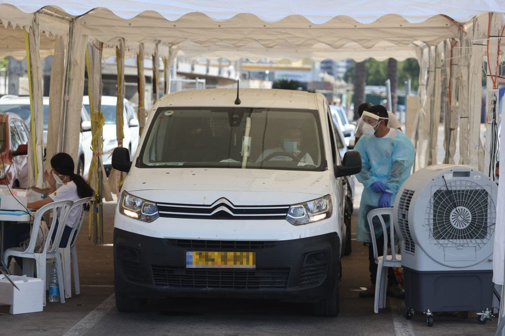 צילום: מוטי קמחי מתחם בדיקות הקורונה בגני התערוכה בתל אביב, ערב יום כיפור