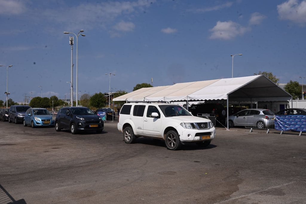 פתח תקווה, הבוקר (צילום: נדב אבס) מתחם בדיקות הקורונה באיצטדיון פתח תקווה, ערב יום כיפור