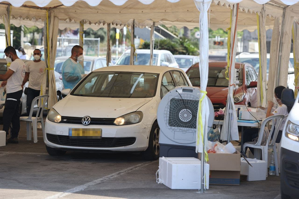 נבדקים בגני התערוכה בתל אביב (צילום: מוטי קמחי) מתחם בדיקות הקורונה בגני התערוכה בתל אביב, ערב יום כיפור