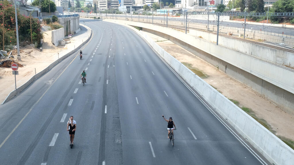 Empty roads in Tel Aviv on Yom Kippur (Photo: Shaul Golan) אופניים בתל אביב ביום הכיפורים