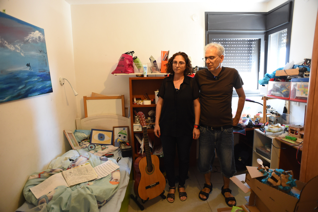 ההורים צופית ואיציק בחדרו של הבן (צילום: יובל חן) מסיבת עיתונאים בבית המשפחה של הילד שנדרס בכביש 4 ביום כיפור