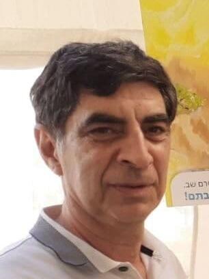 שמחה גולדין מקבל את הפוסטר מתלמידי בית הספר אמית רעננה לכבוד סוכות בו למד הדר גולדין 