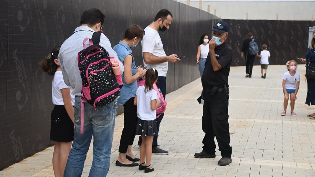 חוזרים ללמוד אחרי שבועות בבית (צילום: יאיר שגיא) פתיחת שנת הלימודים בבית ספר נחשונים באריאל 1.9.2021