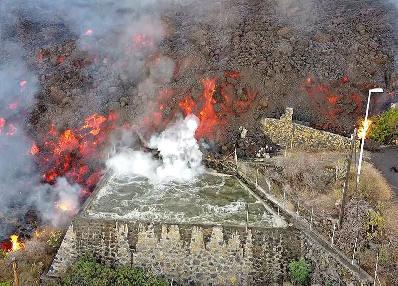 הלבה פוגעת במאגר מים (צילום: AP) ספרד האיים הקנריים לה פאלמה לה פלמה התפרצות הר געש לבה