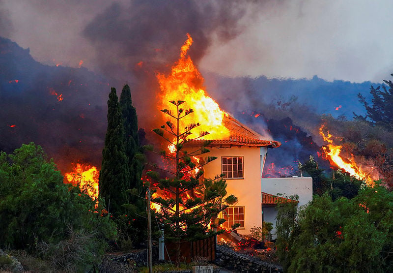 אש אוחזת בבית בלה פאלמה. לפחות 166 נהרסו (צילום: רויטרס) ספרד האיים הקנריים לה פאלמה לה פלמה התפרצות הר געש לבה