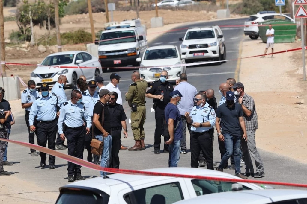 זירת הדריסה בנהריה (צילום: גיל נחושתן) מפכ''ל המשפטרה רב-ניצב קובי שבתאי בזירת דריסת השוטרים ליד חוף הדקל בנהריה