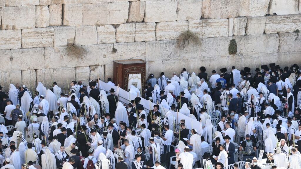 Thousands Attend Sukkot S Priestly Blessing Prayer At Western Wall