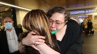הודיה מונסנגו פוגשת את משפחתה בנתב"ג