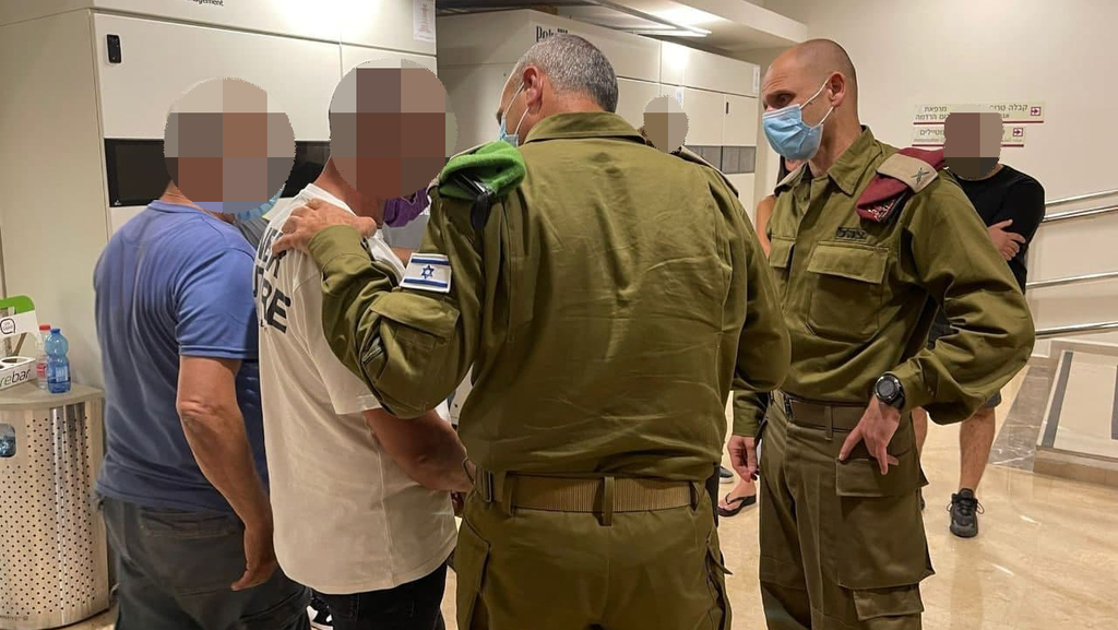 תת אלוף יניב אלאלוף מימין ויהודה פוקס משמאל מבקרים את הלוחמים תת אלוף יניב אלאלוף מימין ויהודה פוקס משמאל מבקרים את הלוחמים הפצועים ברמב"ם