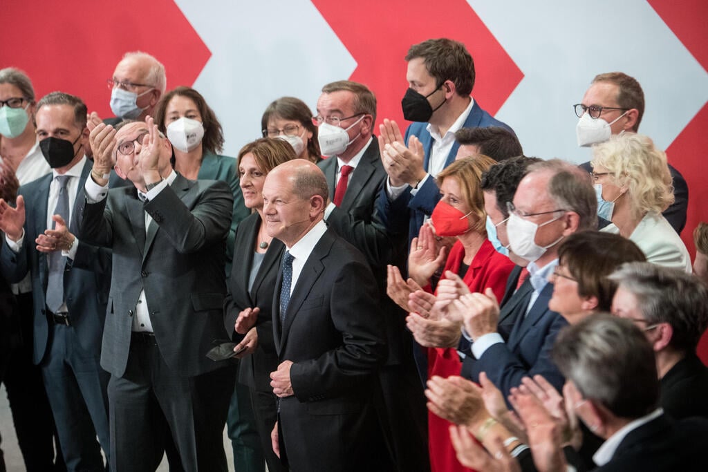 SPD leader Olaf Scholz flocked by supporters after release of German election exit polls (Photo: Gettyimages) בחירות גרמניה מועמד הסוציאל דמוקרטים SPD אולף שולץ אחרי פרסום המדגמים