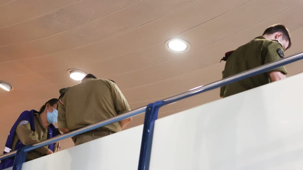 "לוחמים באים ועוטפים אותנו". חיילים ברמב"ם (צילום: גיל נחושתן) שני חיילים פצועים הגיעו לרמב"ם לאחר התקרית באזור ג'נין