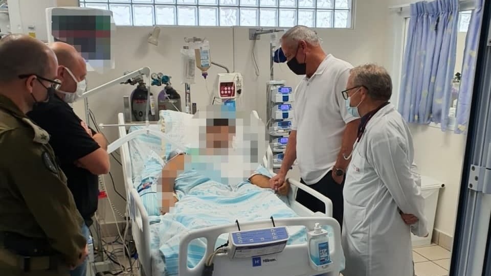 שר הביטחון גנץ מבקר את הלוחמים בני גנץ לאחר שביקר את הקצין סרן ד' והלוחם רס"ל י' מיחידת דובדבן שנפגעו בפעילות צה"ל