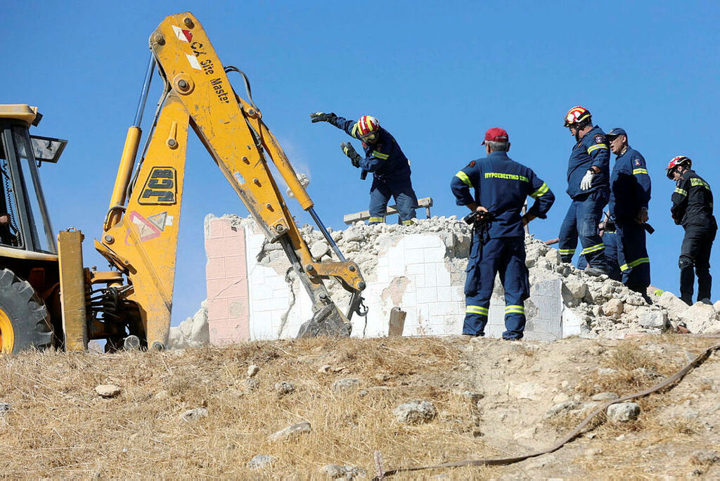 רעידת אדמה יוון הרס ב כנסייה ב עיירה ארקלוצ'ורי באי כרתים