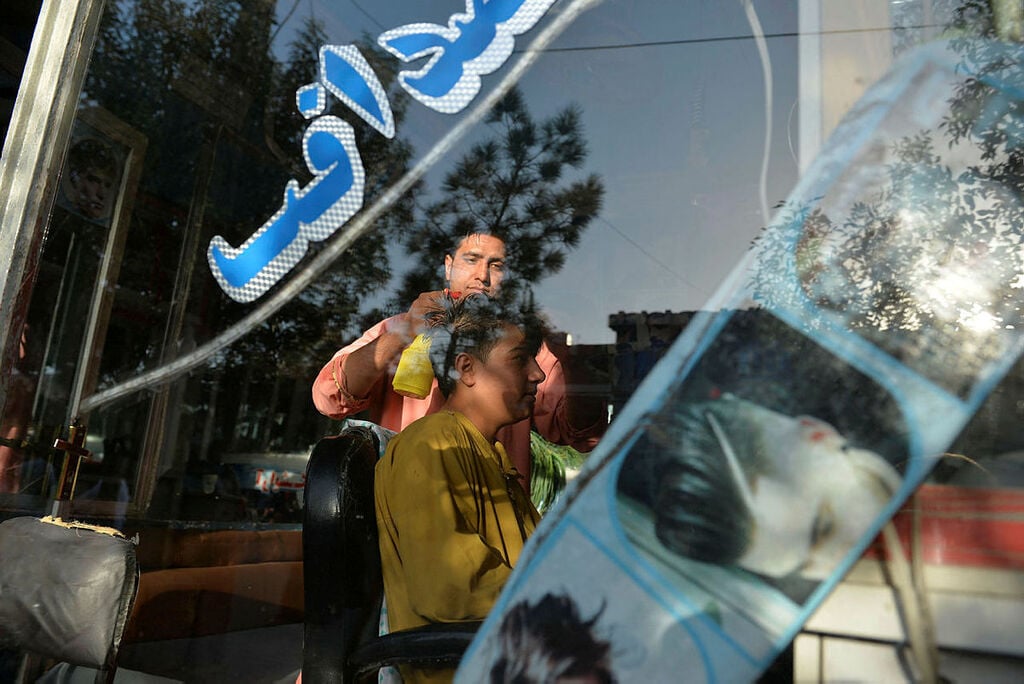 נאדר שאה בפעולה. ההכנסות קוצצו ביותר מחצי (צילום: AFP) טליבאן זקן שיער זקנים מספרות ספרים ספר